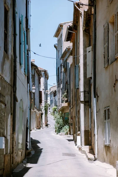 Valensole Provence Fransa Haziran 2020, Valensole renkli köyünün sokakları yaz boyunca — Stok fotoğraf