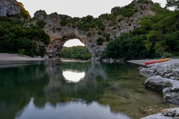 Ardeche Frankrijk, uitzicht op de Narurale boog in Vallon Pont Darc in de Ardeche canyon in Frankrijk — Stockfoto