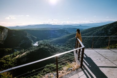Ardeche France Pont d Arc, Ardeche France 'da tatildeki kadın, Fransa' nın Ardeche kanyonundaki Vallon Pont Darc 'ta Narural kemeri manzarası
