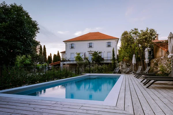 Французский дом отдыха с деревянной палубой и бассейном в Ардеше Франция — стоковое фото