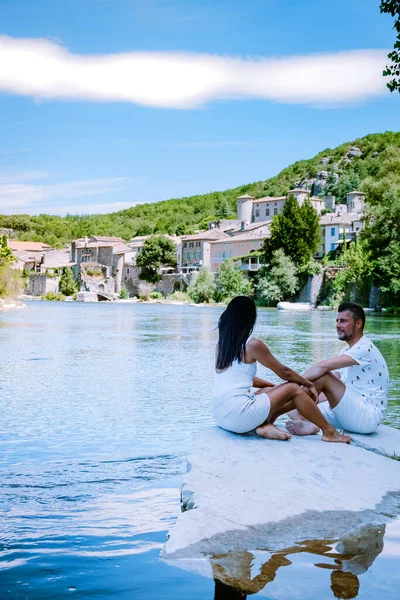 Couple en vacances en Ardèche France, vue sur le village de Vogue en Ardèche. France — Photo