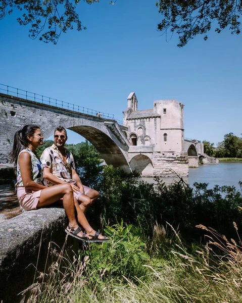 Семейная экскурсия Avignon Southern France, Ancient Papes Palace, Saint-Benezet, Avignon, Provence, France — стоковое фото