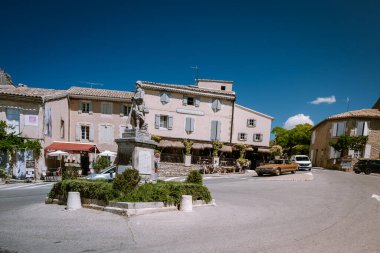 Gordes manzarası, Provence, Fransa 'da küçük bir ortaçağ kasabası, Haziran 2020. Bu güzel köyün ve manzaranın çatısı manzaralı.