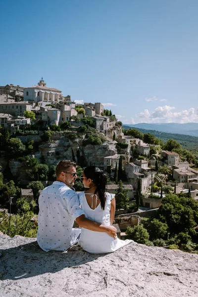 Pareja visita el casco antiguo de Gordes Provence, campos de lavanda púrpura floreciente en el monasterio de Senanque, Provenza, sur de Francia — Foto de Stock