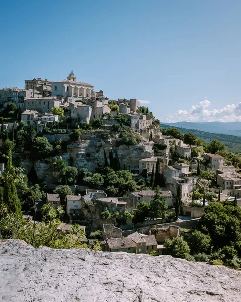 Uitzicht op Gordes, een klein middeleeuws stadje in Provence, Frankrijk. Uitzicht op de richels van het dak van dit prachtige dorp en landschap — Stockfoto