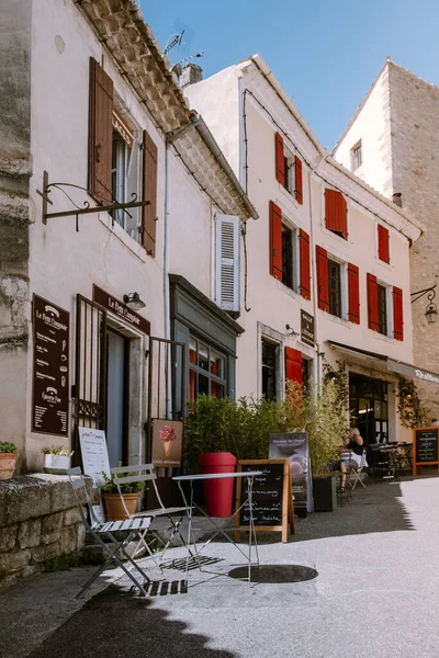 Вид на Гордес, небольшой средневековый городок в Провансе, Франция июнь 2020 года. Вид на выступы крыши этой прекрасной деревни и пейзажа — стоковое фото