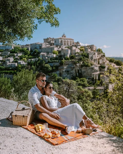 Pareja visita el casco antiguo de Gordes Provence, campos de lavanda púrpura floreciente en el monasterio de Senanque, Provenza, sur de Francia — Foto de Stock