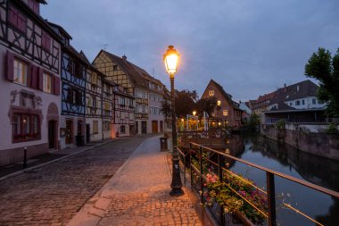 Colmar, Alsace, Fransa. Petite Venice, su kanalı ve geleneksel yarım keresteli evler. Colmar Fransa 'nın Alsace şehrinde hoş bir kasabadır. Renkli romantik şehrin güzel manzarası Colmar, Fransa, Alsace