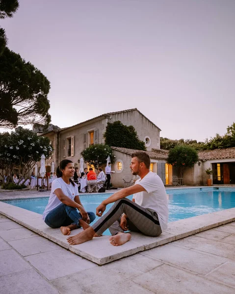 Пара відпочиває біля басейну у Провансі (Франція), а чоловіки і жінки відпочивають біля басейну на розкішному курорті. — стокове фото