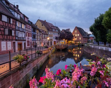 Colmar, Alsace, Fransa. Petite Venice, su kanalı ve geleneksel yarım keresteli evler. Colmar Fransa 'nın Alsace şehrinde hoş bir kasabadır. Renkli romantik şehrin güzel manzarası Colmar, Fransa, Alsace