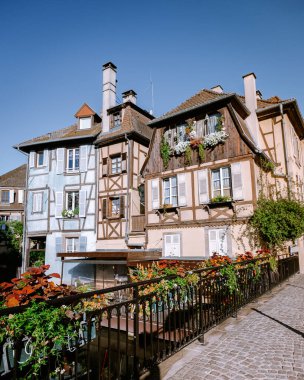 Colmar, Alsace, Fransa. Petite Venice, su kanalı ve geleneksel yarım keresteli evler. Colmar Fransa 'nın Alsace şehrinde hoş bir kasabadır. Renkli romantik şehrin güzel manzarası Colmar, Fransa, Alsace