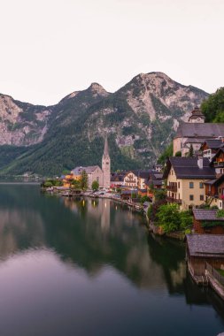 Avusturya Alpleri 'ndeki Hallstatter Gölü' ndeki Hallstatt Köyü