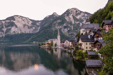 Avusturya Alpleri 'ndeki Hallstatter Gölü' ndeki Hallstatt Köyü