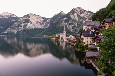 Avusturya Alpleri 'ndeki Hallstatter Gölü' ndeki Hallstatt Köyü