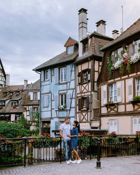 Pareja en viaje de la ciudad Colmar, Alsacia, Francia. Petite Venice, canal de agua y casas tradicionales de entramado de madera. Colmar es una encantadora ciudad en Alsacia, Francia. Hermosa vista de colorida ciudad romántica —  Fotos de Stock