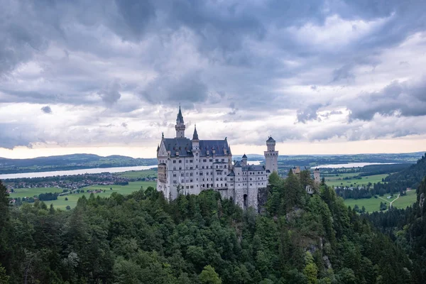 Όμορφη θέα του παγκοσμίου φήμης κάστρου Neuschwanstein, το Παλάτι Romanesque Revival του δέκατου ένατου αιώνα χτίστηκε για το βασιλιά Ludwig II σε ένα τραχύ βράχο κοντά Fussen, νοτιοδυτική Βαυαρία, Γερμανία — Φωτογραφία Αρχείου