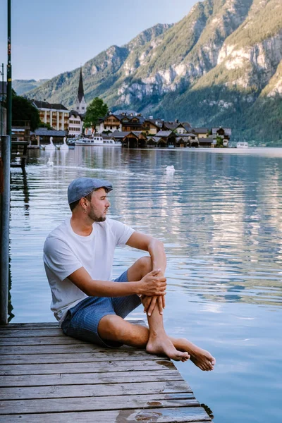 Hombres visitan Hallstatt pueblo en el lago Hallstatter en los Alpes austríacos Austria — Foto de Stock