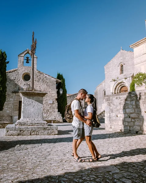 Çiftler, Provence 'deki Les Baux de Provence kasabasını, kayalık oluşum ve kalesindeki Les Baux de Provence köyünü ziyaret ediyorlar. Fransa, Avrupa — Stok fotoğraf