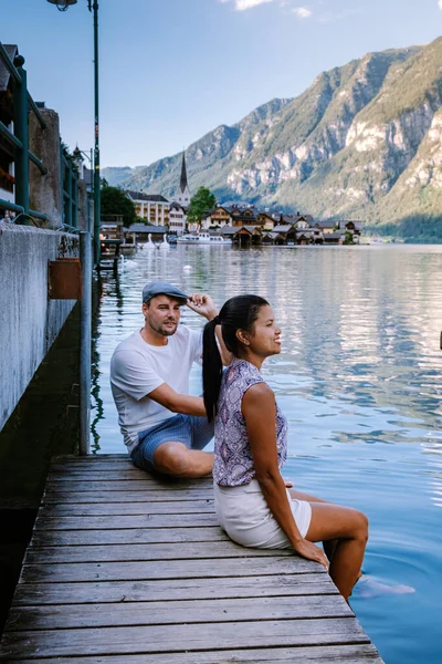 Coppia visita villaggio Hallstatt sul lago Hallstatter nelle Alpi austriache Austria — Foto Stock