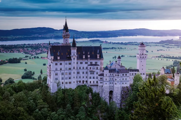 Όμορφη θέα του παγκοσμίου φήμης κάστρου Neuschwanstein, το Παλάτι Romanesque Revival του δέκατου ένατου αιώνα χτίστηκε για το βασιλιά Ludwig II σε ένα τραχύ βράχο κοντά Fussen, νοτιοδυτική Βαυαρία, Γερμανία — Φωτογραφία Αρχείου