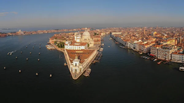 Venedig von oben mit Drohne, Luftaufnahme des ikonischen und einzigartigen Markusplatzes oder Piazza San Marco mit Dogenpalast, Basilika und Campanile, Venedig, Italien — Stockfoto