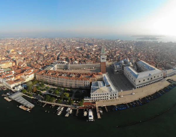 Venise d'en haut avec drone, Photo de drone aérien de la place emblématique et unique Saint Marks ou Piazza San Marco avec Doges Palace, Basilique et Campanile, Venise, Italie — Photo