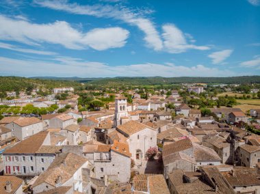 Gökyüzünden insansız hava aracı görüntüsü Ardeche France 'ı yakıyor.