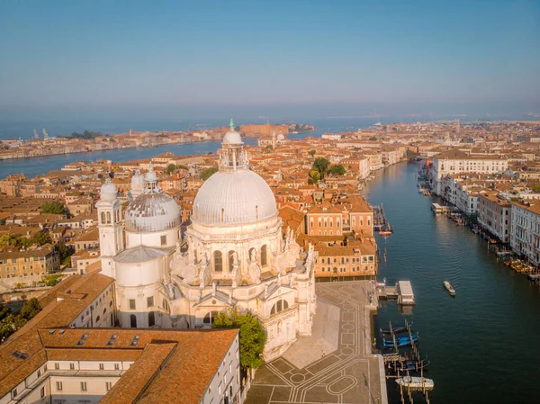 Venise d'en haut avec drone, Photo de drone aérien de la place emblématique et unique Saint Marks ou Piazza San Marco avec Doges Palace, Basilique et Campanile, Venise, Italie — Photo