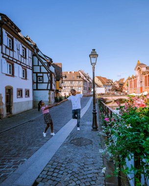 Colmar, Alsace, Fransa gezisindeki çift. Petite Venice, su kanalı ve geleneksel yarım keresteli evler. Colmar Fransa 'nın Alsace şehrinde hoş bir kasabadır. Renkli romantik şehrin güzel manzarası