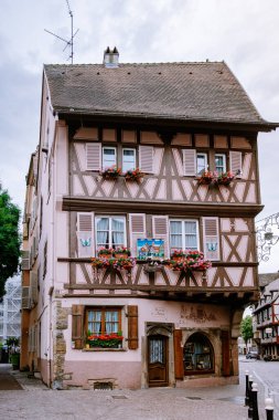 Colmar, Alsace, Fransa Haziran 2020. Petite Venice, su kanalı ve geleneksel yarım keresteli evler. Colmar Fransa 'nın Alsace şehrinde hoş bir kasabadır. Renkli romantik şehrin güzel manzarası Colmar, Fransa