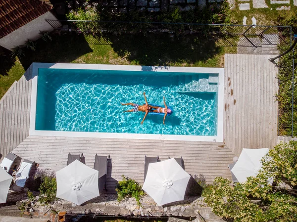 Twee personen zwemmen in het zwembad van het hotel. Uitzicht van boven, paar mannen en vrouwen in het zwembad van luxe vakantiehuis in de Ardeche Frankrijk — Stockfoto