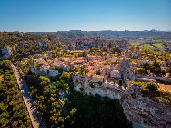 Деревня Ле-Бо-де-Прованс на скале и ее замок. Франция, Европа — стоковое фото