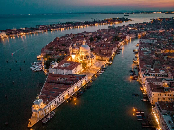 Veneza de cima com drone, drone aéreo foto de icônico e único Saint Marks Square ou Piazza San Marco com Doges Palace, Basílica e Campanile, Veneza, Itália — Fotografia de Stock