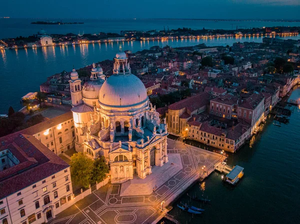 Venedig von oben mit Drohne, Luftaufnahme des ikonischen und einzigartigen Markusplatzes oder Piazza San Marco mit Dogenpalast, Basilika und Campanile, Venedig, Italien — Stockfoto