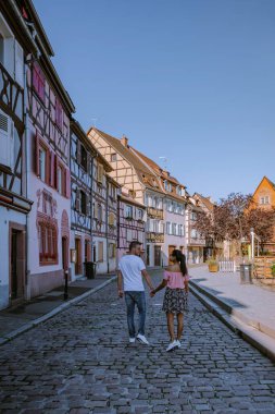 Colmar, Alsace, Fransa gezisindeki çift. Petite Venice, su kanalı ve geleneksel yarım keresteli evler. Colmar Fransa 'nın Alsace şehrinde hoş bir kasabadır. Renkli romantik şehrin güzel manzarası