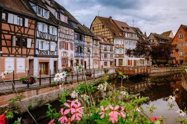 Colmar, Alsace, Fransa. Petite Venice, su kanalı ve geleneksel yarım keresteli evler. Colmar Fransa 'nın Alsace şehrinde hoş bir kasabadır. Renkli romantik şehrin güzel manzarası Colmar, Fransa, Alsace