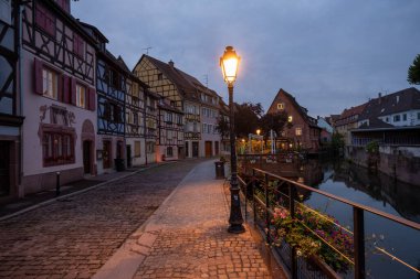 Colmar, Alsace, Fransa. Petite Venice, su kanalı ve geleneksel yarım keresteli evler. Colmar Fransa 'nın Alsace şehrinde hoş bir kasabadır. Renkli romantik şehrin güzel manzarası Colmar, Fransa, Alsace