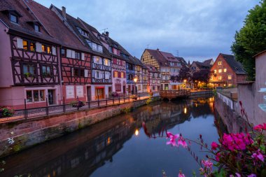 Colmar, Alsace, Fransa. Petite Venice, su kanalı ve geleneksel yarım keresteli evler. Colmar Fransa 'nın Alsace şehrinde hoş bir kasabadır. Renkli romantik şehrin güzel manzarası Colmar, Fransa, Alsace