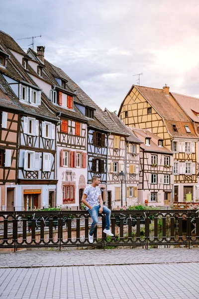 Colmar, Alsace, Fransa gezisindeki çift. Petite Venice, su kanalı ve geleneksel yarım keresteli evler. Colmar Fransa 'nın Alsace şehrinde hoş bir kasabadır. Renkli romantik şehrin güzel manzarası — Stok fotoğraf