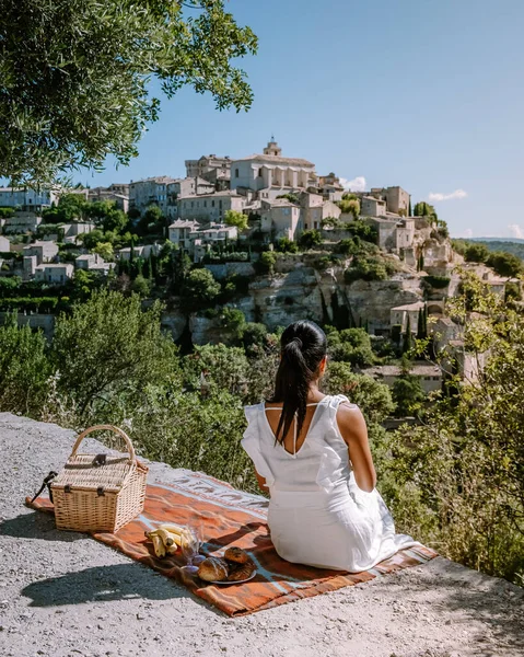 Vista de Gordes, una pequeña ciudad medieval en Provenza, Francia. Una vista de las repisas de la azotea de este hermoso pueblo y paisaje — Foto de Stock