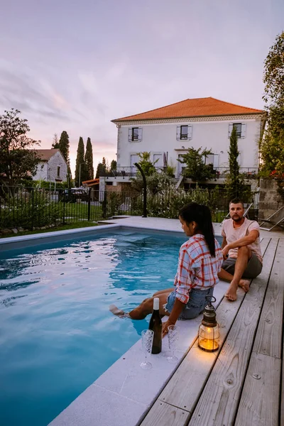 Casa vacanza francese con terrazza in legno e piscina nell'Ardeche Francia. Coppia rilassante a bordo piscina con terrazza in legno durante una vacanza di lusso in una casa vacanza nel sud della Francia — Foto Stock