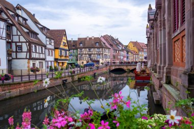 Colmar, Alsace, Fransa. Petite Venice, su kanalı ve geleneksel yarım keresteli evler. Colmar Fransa 'nın Alsace şehrinde hoş bir kasabadır. Renkli romantik şehrin güzel manzarası Colmar, Fransa, Alsace