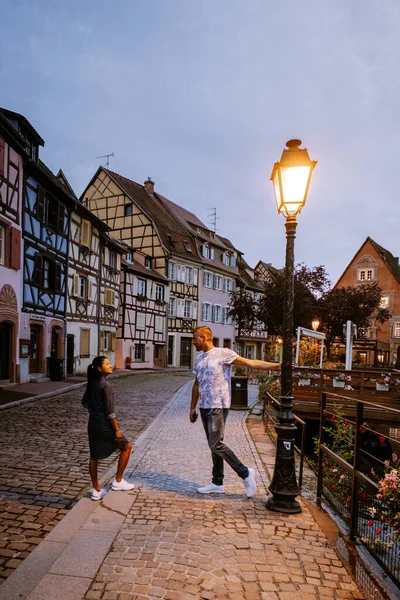 Colmar, Alsace, Fransa gezisindeki çift. Petite Venice, su kanalı ve geleneksel yarım keresteli evler. Colmar Fransa 'nın Alsace şehrinde hoş bir kasabadır. Renkli romantik şehrin güzel manzarası — Stok fotoğraf