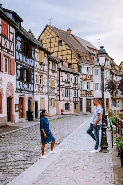 Pareja en viaje de la ciudad Colmar, Alsacia, Francia. Petite Venice, canal de agua y casas tradicionales de entramado de madera. Colmar es una encantadora ciudad en Alsacia, Francia. Hermosa vista de colorida ciudad romántica — Foto de Stock