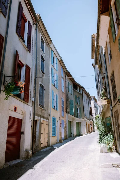 Valensole Provenza Francia junio 2020, calles del colorido pueblo de Valensole durante el verano — Foto de Stock