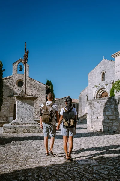 Çiftler, Provence 'deki Les Baux de Provence kasabasını, kayalık oluşum ve kalesindeki Les Baux de Provence köyünü ziyaret ediyorlar. Fransa, Avrupa — Stok fotoğraf