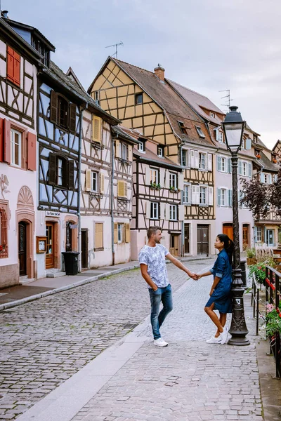 Pareja en viaje de la ciudad Colmar, Alsacia, Francia. Petite Venice, canal de agua y casas tradicionales de entramado de madera. Colmar es una encantadora ciudad en Alsacia, Francia. Hermosa vista de colorida ciudad romántica — Foto de Stock