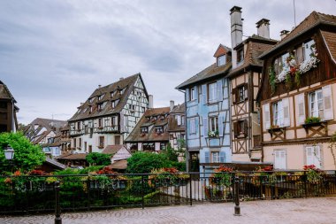 Colmar, Alsace, Fransa. Petite Venice, su kanalı ve geleneksel yarım keresteli evler. Colmar Fransa 'nın Alsace şehrinde hoş bir kasabadır. Renkli romantik şehrin güzel manzarası Colmar, Fransa, Alsace