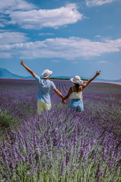 Couple men and woman on vacation at the provence lavender fields, Provence, Lavender field France, Valensole Plateau, colorful field of Lavender Valensole Plateau, Provence, Southern France. Lavender — Stock Photo, Image