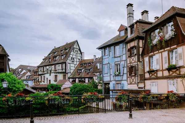 Colmar, Alsácia, França. Petite Veneza, canal de água e casas tradicionais de meia madeira. Colmar é uma cidade encantadora na Alsácia, França. Bela vista da cidade romântica colorida Colmar, França, Alsácia — Fotografia de Stock